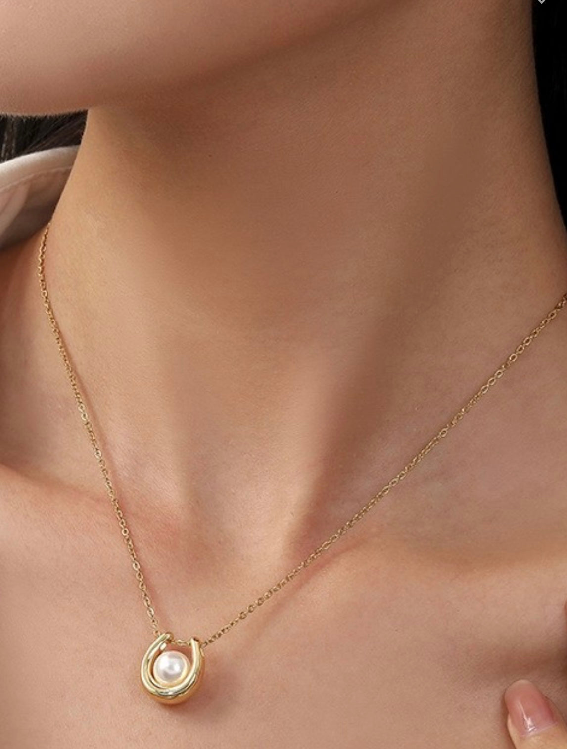 Pearl U Necklace