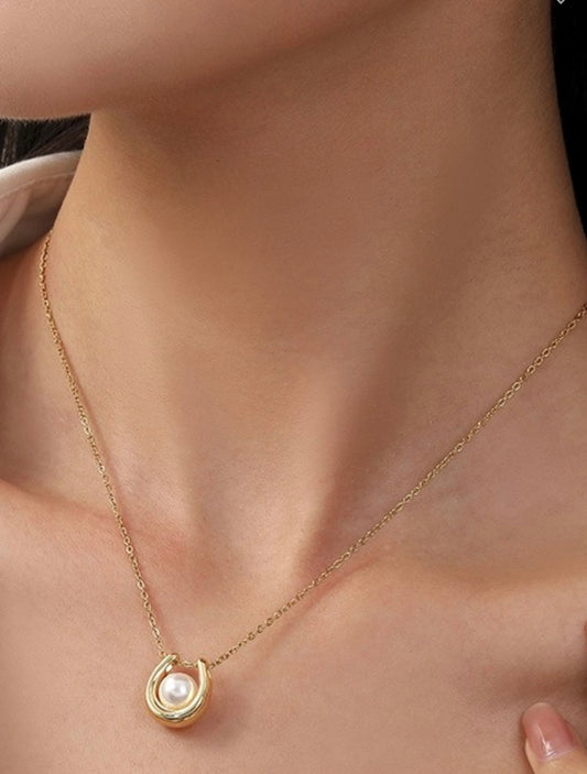 Pearl U Necklace